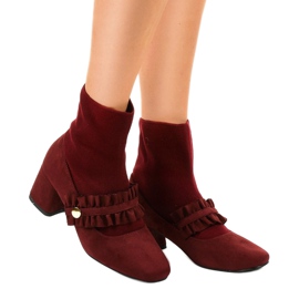 Rote Velourspumpen am JM8118Y Pfosten 1