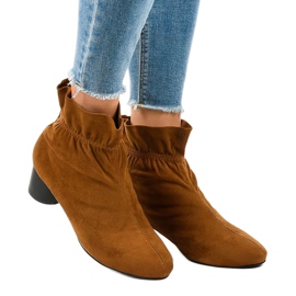 Braune Wildlederstiefel am JM5512M-Pfosten 1