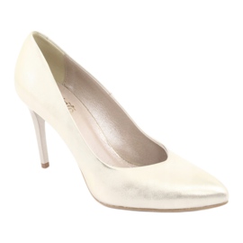 Damenlederpumpen Golden Espinto 889 an einer Stecknadel 1