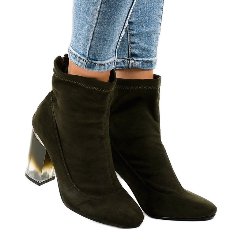 Grüne Wildlederstiefeletten am H8-93 Post 2