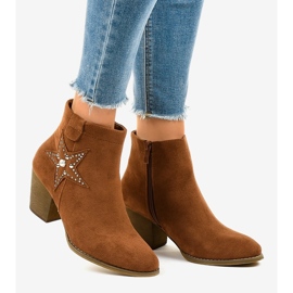 Braune Wildlederstiefel auf dem Stern L88-163 post 1