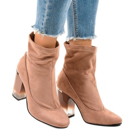 Rosa Wildlederstiefel am H8-93 Pfosten 1