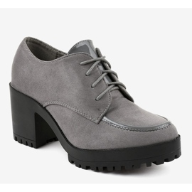 Graue Stiefel auf dem Pfosten massiven HQ651 1