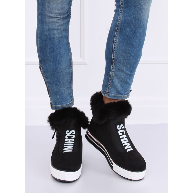 Schwarze isolierte Sneaker NB311 Black 2