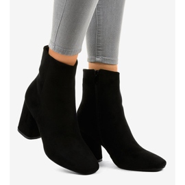 Schwarze Wildlederstiefeletten am 3486 Post 2