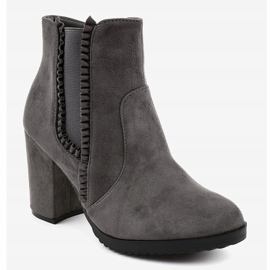 Graue Wildlederstiefel am A-762 Pfosten 1