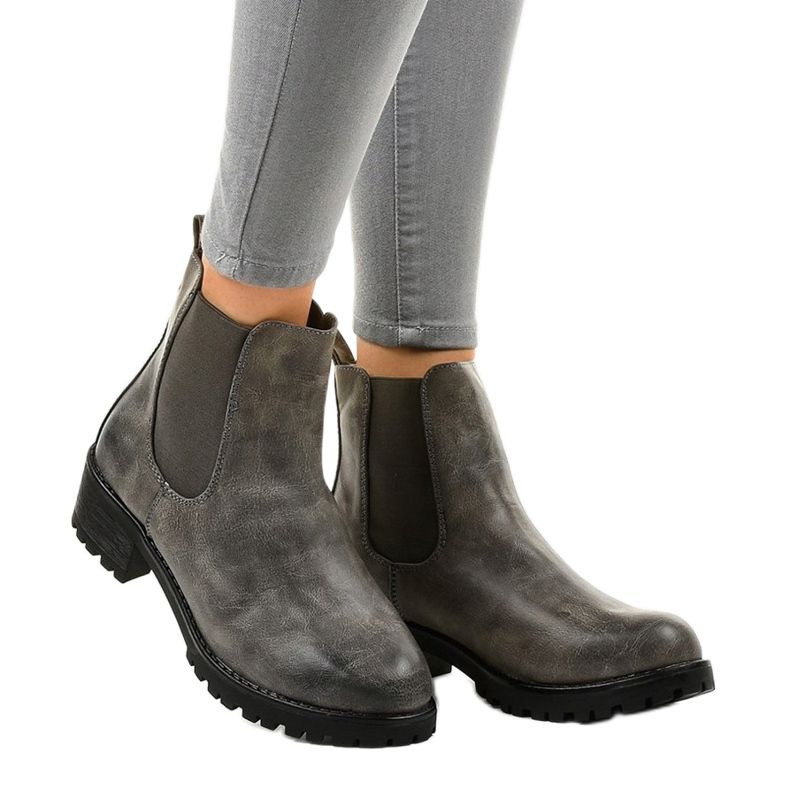 Graue Stiefel am Pfosten mit einem elastischen Z105 1