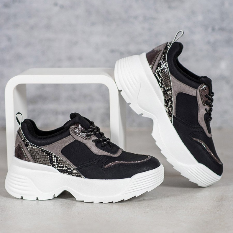 Snekaers auf der VICES-Plattform schwarz 1