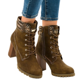 Grüne hohe Stiefel auf dem 878-GA-Pfosten 1