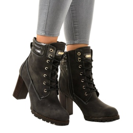 Graue hohe Stiefel auf dem 878-GA-Pfosten 1