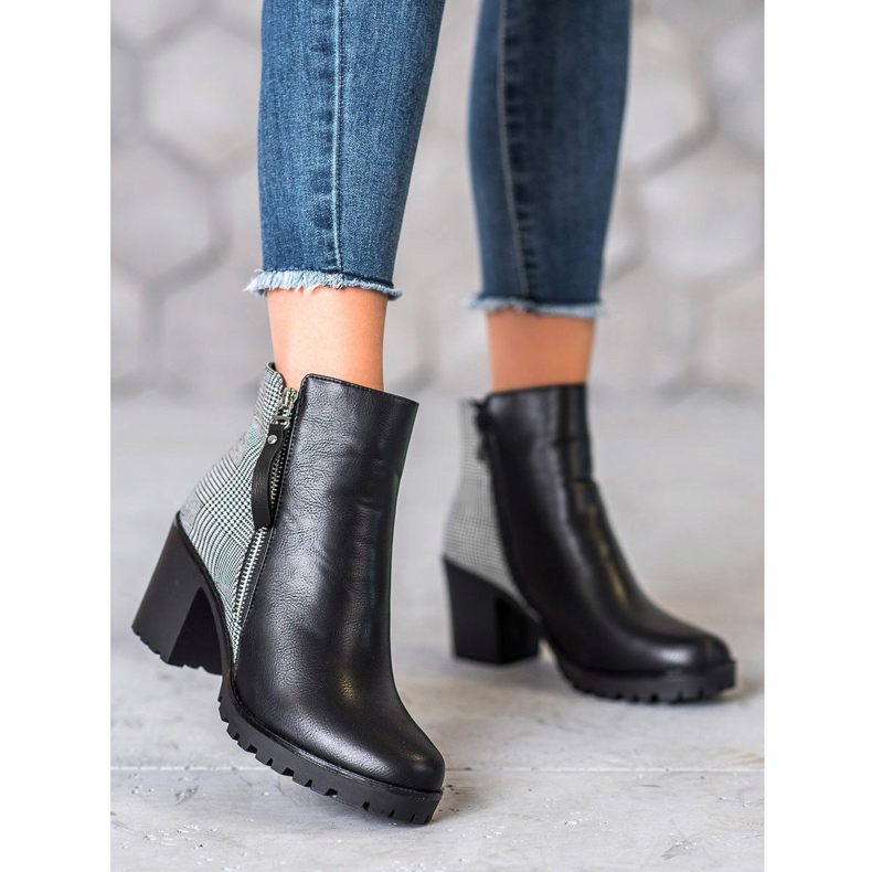 Filippo Stiefel auf einem Pfosten schwarz 2