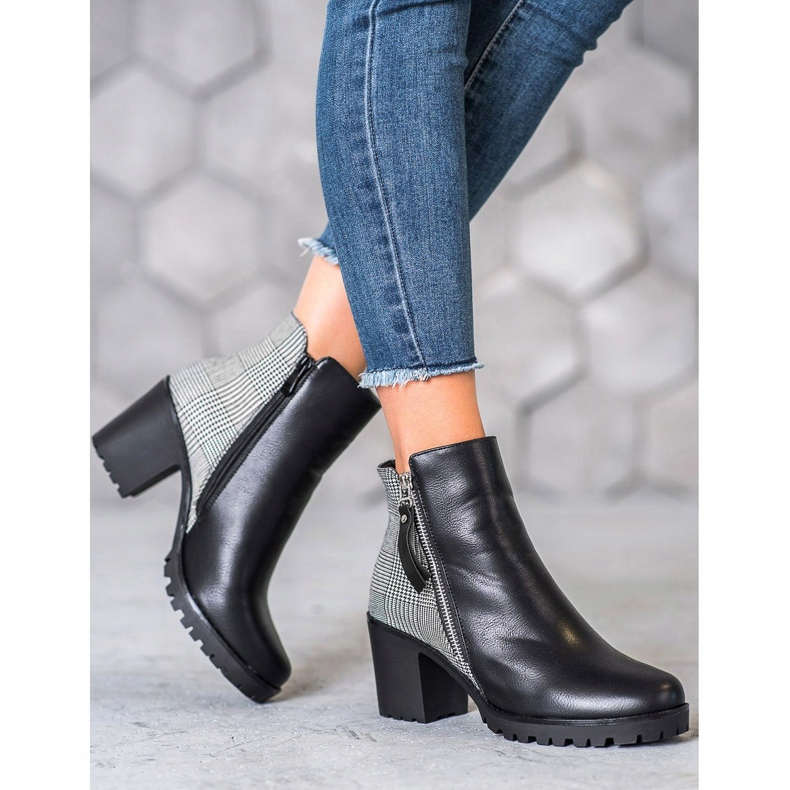 Filippo Stiefel auf einem Pfosten schwarz 1