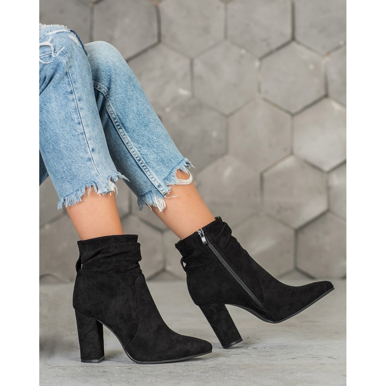 Ideal Shoes Wildleder Booties auf einer Bar schwarz 1