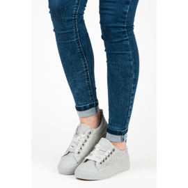 Graue Turnschuhe mit einem Band 1