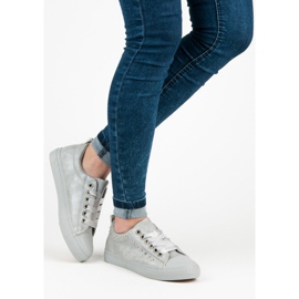 Graue Turnschuhe mit einem Band 2