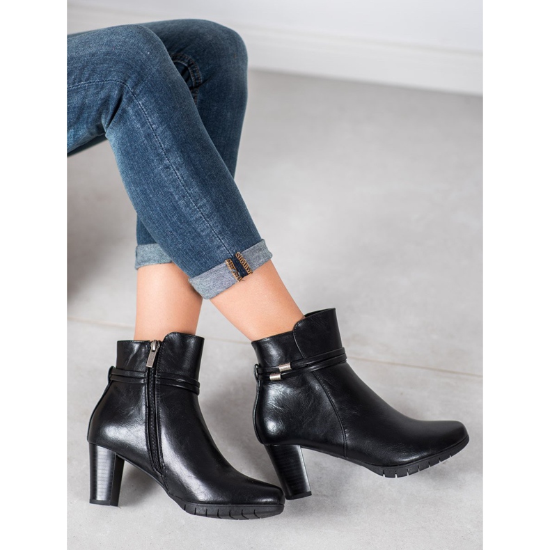 Klassische Stiefel auf einem Pfosten schwarz 2