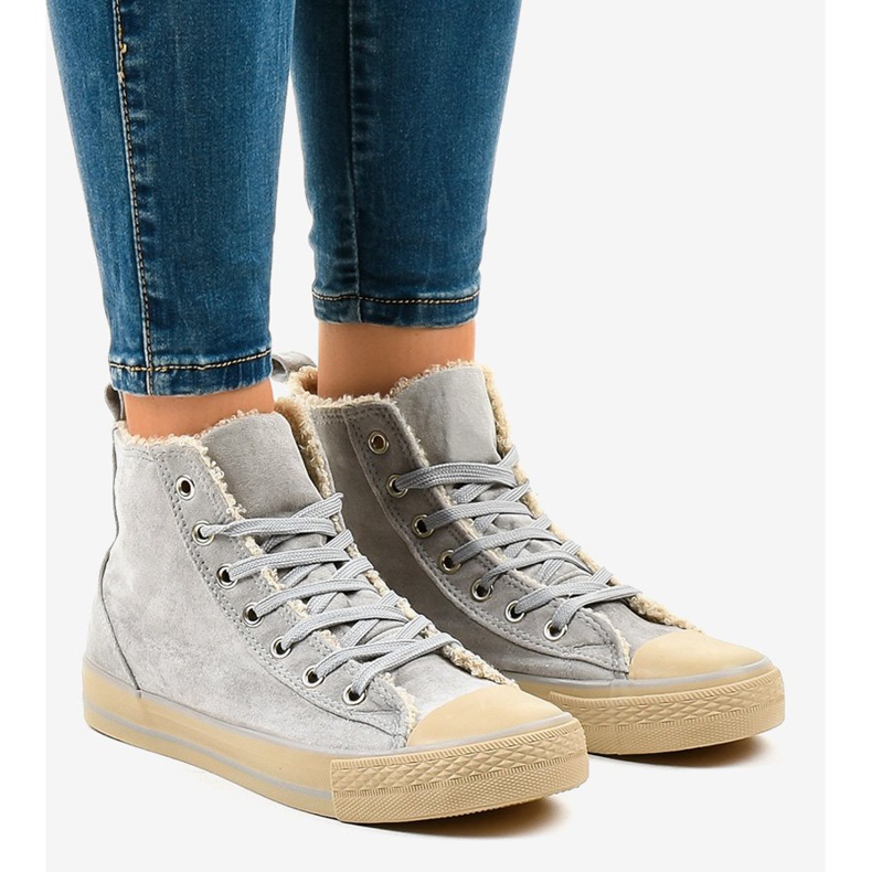 Graue isolierte Turnschuhe T-040 1