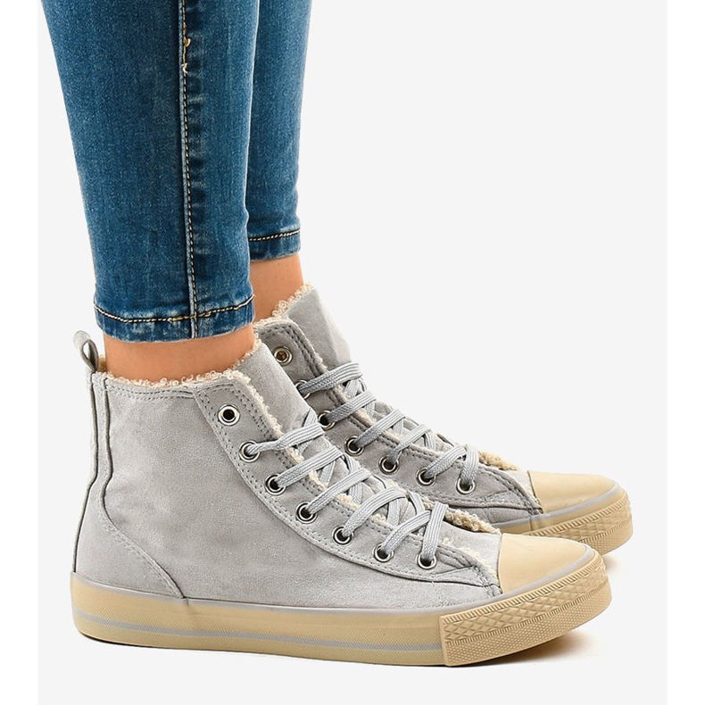 Graue isolierte Turnschuhe T-040 2