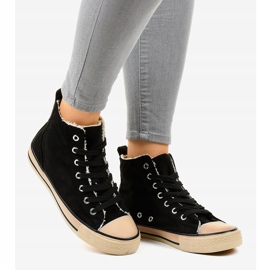 Schwarze isolierte Sneakers T-040 2