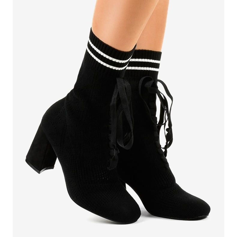 Schwarze Stiefeletten aus LL-83 Stoff 1