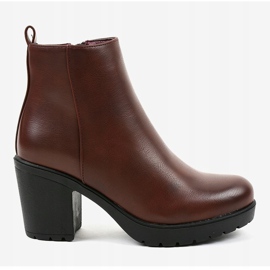 Burgunder Stiefel auf dem BM172 Pfosten rot 2