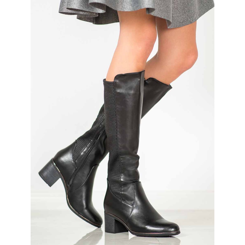 Filippo Stiefel auf einer Säule schwarz 2