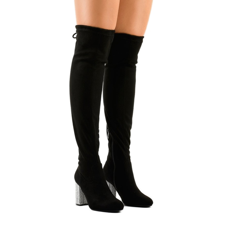 Schwarze Wildlederstiefel auf einem verzierten Pfosten BM150 1