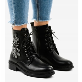 Schwarze flache Stiefeletten mit Steinen BH5501 1