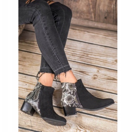 Kylie Schwarze Stiefel mit Schlangenmuster 1