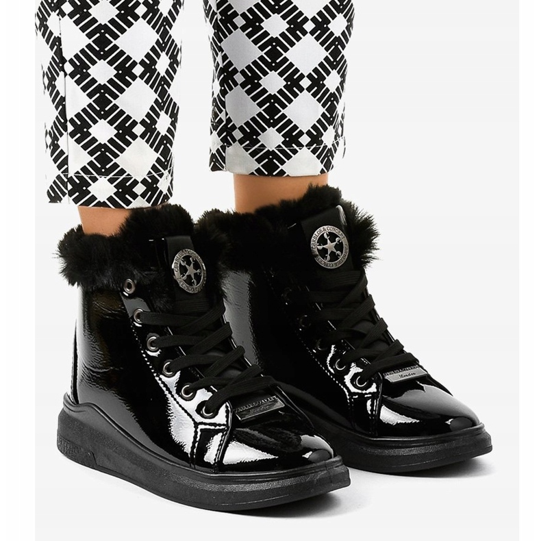 Warme schwarz lackierte Sneaker TL135-6 1