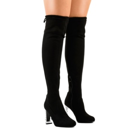 Schwarze Wildlederstiefel am BM177 Post 1