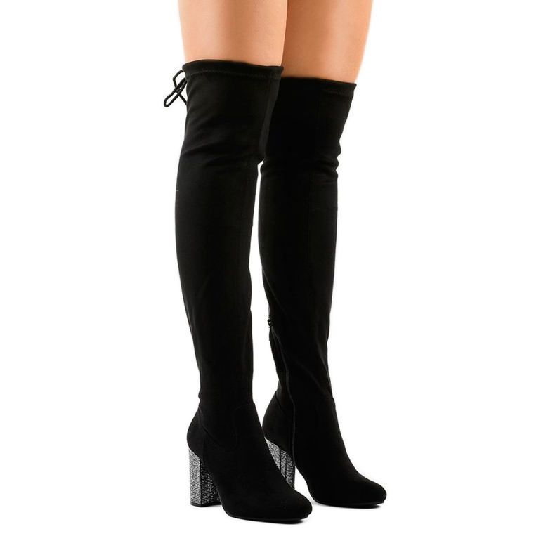 Schwarze Wildlederstiefel am 0-235 Pfosten 1