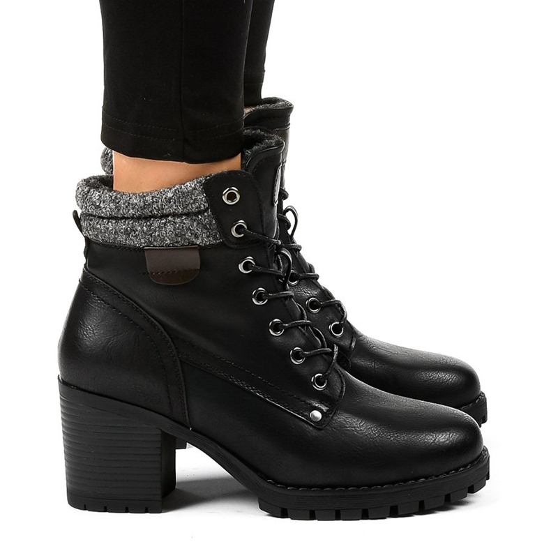 Schwarze Stiefel am Pfosten mit Schaffell Z129 1
