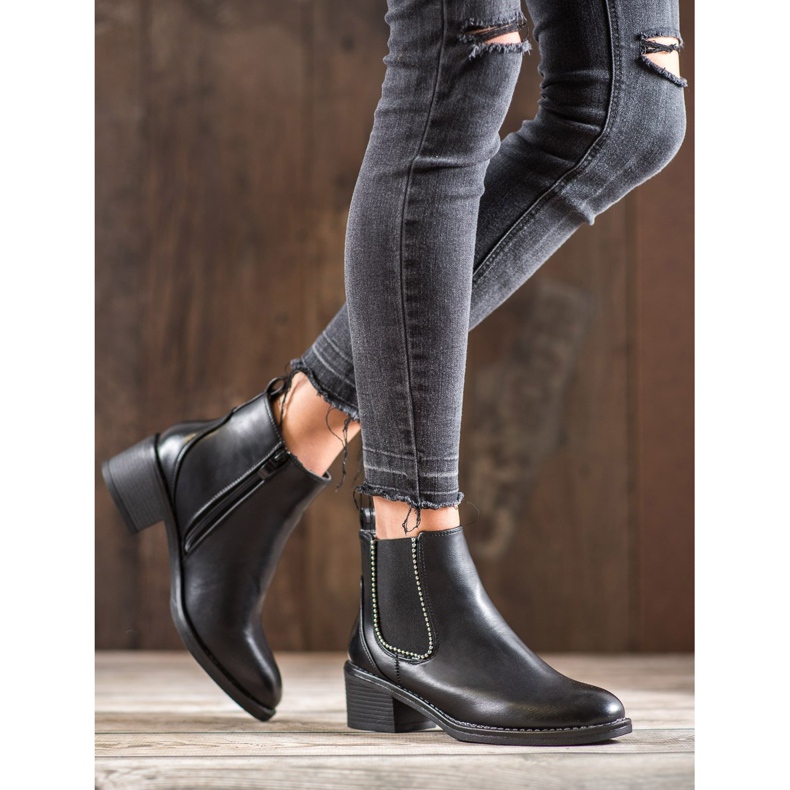 Small Swan Schwarze Stiefel 2