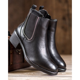 Small Swan Schwarze Stiefel 1