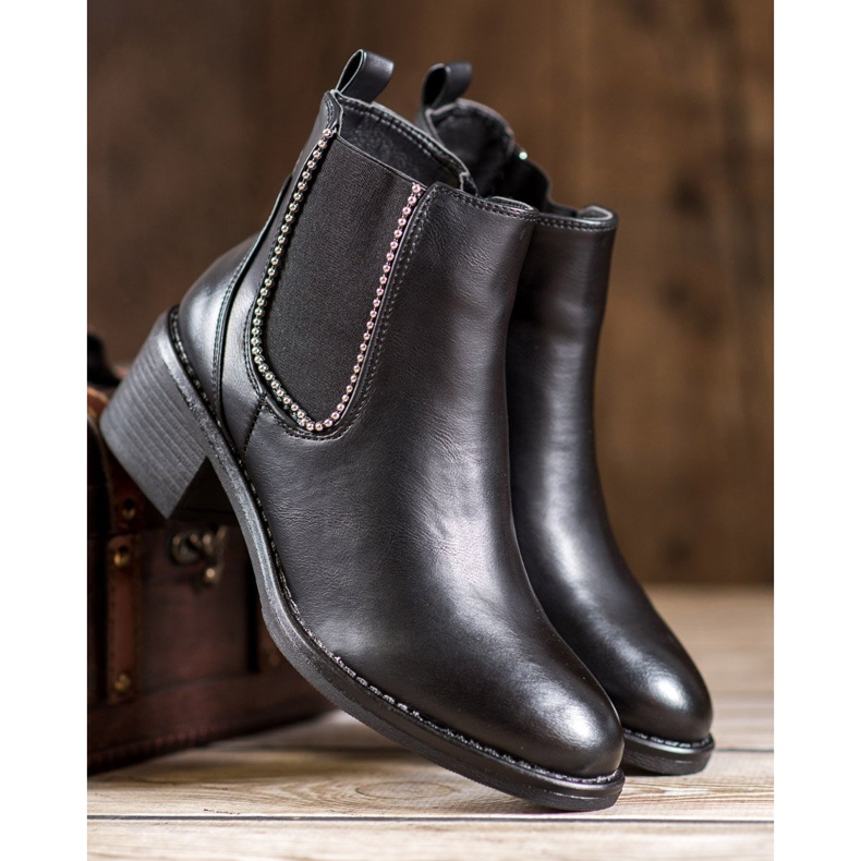 Small Swan Schwarze Stiefel 1