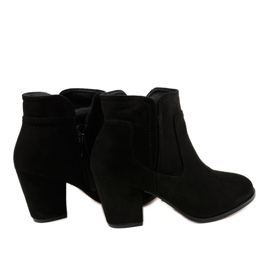 Schwarze isolierte Stiefel am A8123-Pfosten 2