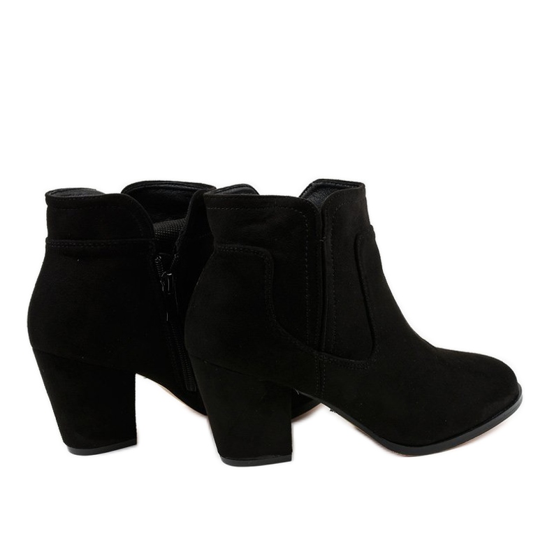 Schwarze isolierte Stiefel am A8123-Pfosten 2