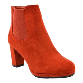 Rote Stiefeletten am F156-2 Pfosten 1