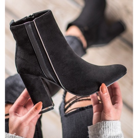 Erynn Wildlederstiefel mit Ziergürtel schwarz 1