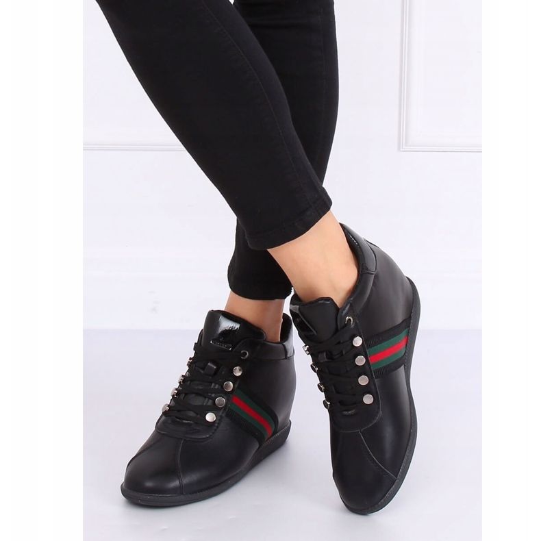 Schwarze Schuhe auf einem versteckten Keil K1833909 Negro 2