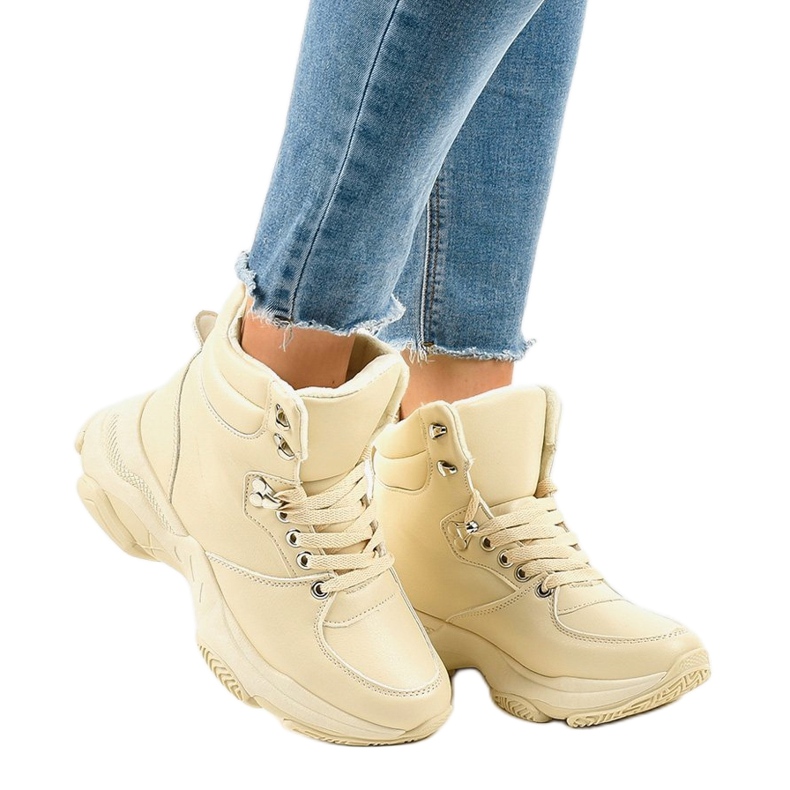 Isolierte beige Damen-Sneaker C-3132 1