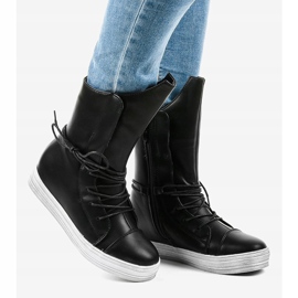 Schwarze Turnschuhe, isolierte Stiefel HX5187-3 2