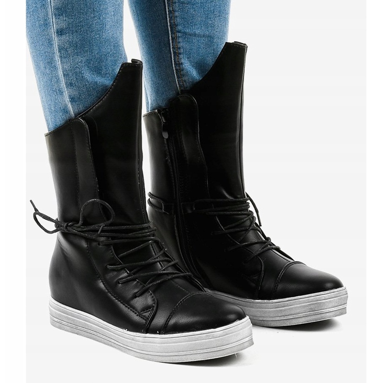 Schwarze Turnschuhe, isolierte Stiefel HX5187-3 1