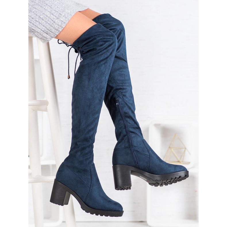 Small Swan Wildleder-Musketiere auf einer Säule blau 2