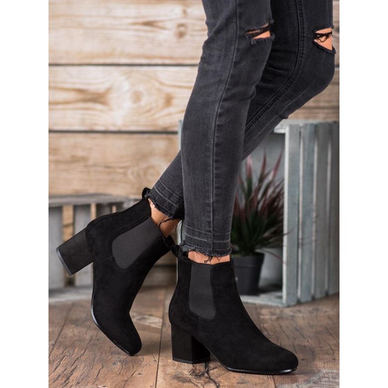 Bestelle Slip-On-Stiefel an einem Pfosten schwarz 1