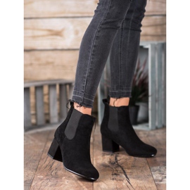 Bestelle Slip-On-Stiefel an einem Pfosten schwarz 2