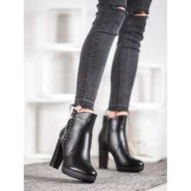 Kayla Stiefel auf einem Pfosten schwarz 1