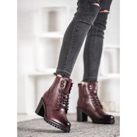 M.Daszyński Schnürstiefeletten an einem Pfosten rot 1