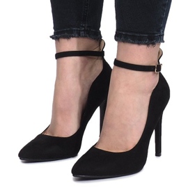 Schwarze Pumps auf einem Heaven Heel 2